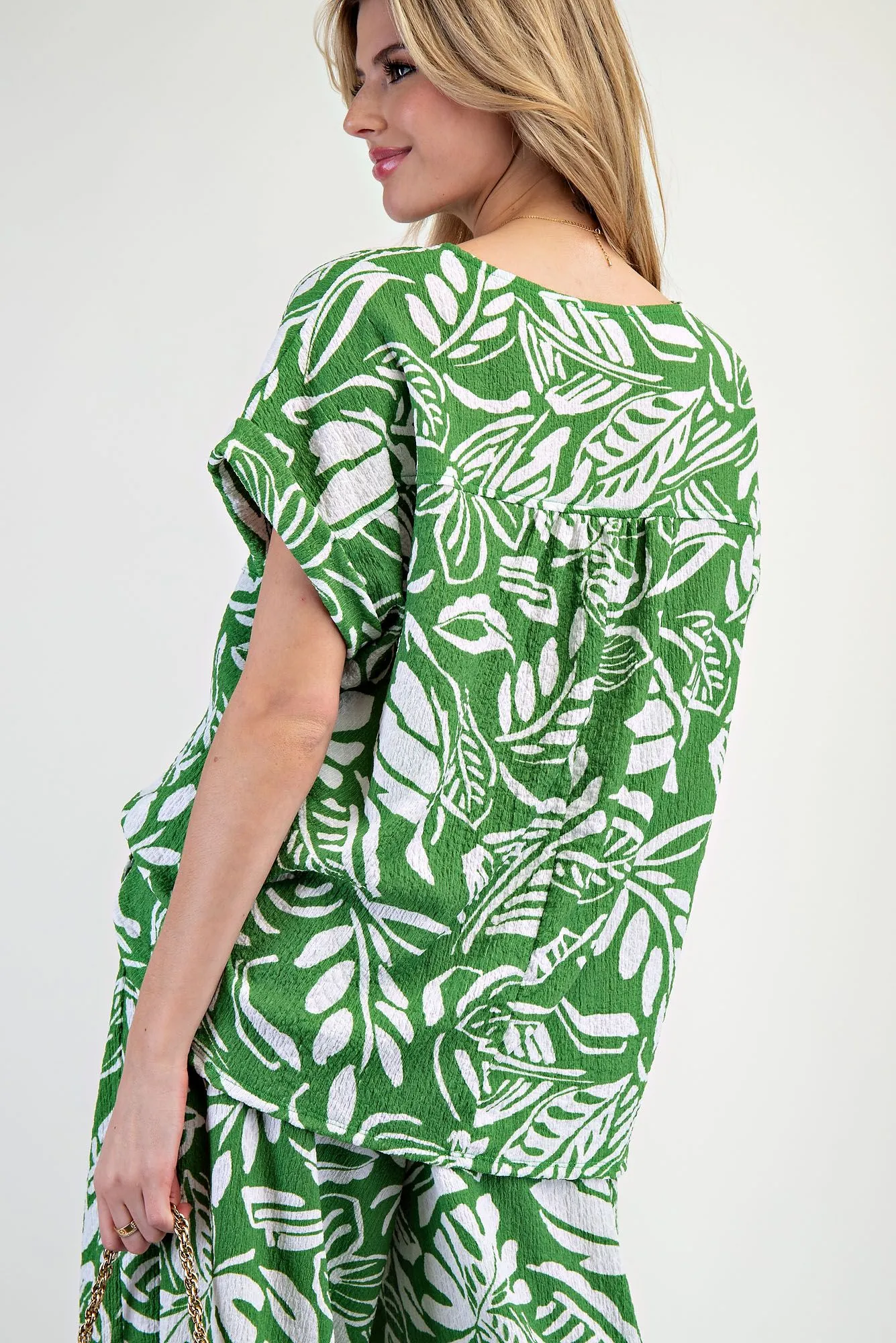 easel Plus Size Tropical Popcorn Knit Top in Jungle Green
